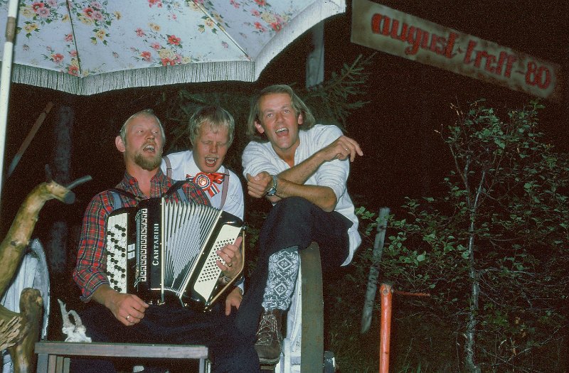 058_12.jpg - Foldstuggu-Tioen, - Kjell Larsen, Roger Aasback og Dag Haug under velkomstsangen i anledning Augusttreff 1980 på Foldstuggu