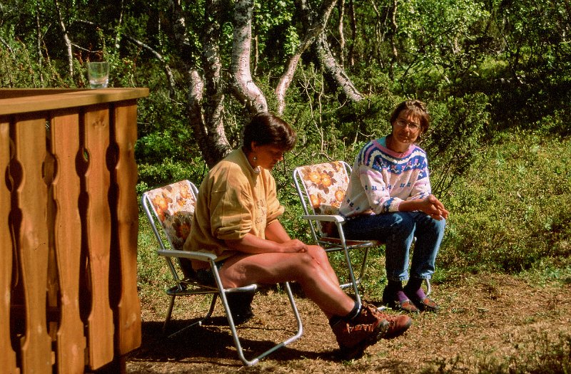 241_19.jpg - Bergulhustruene Oddrun og Brit 