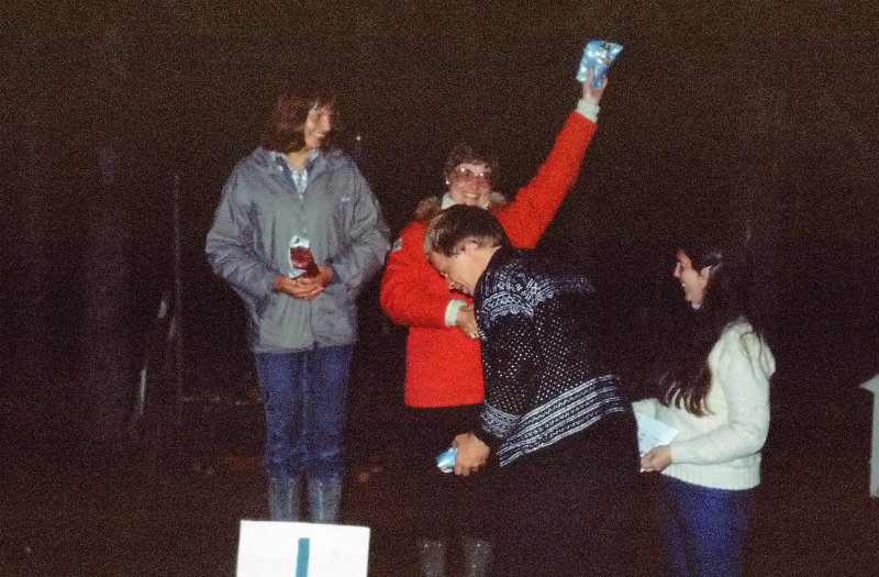 056_27.jpg - Premieutdeling etter gjennomført Natursti. Eva Larsen tok førsteplassen.