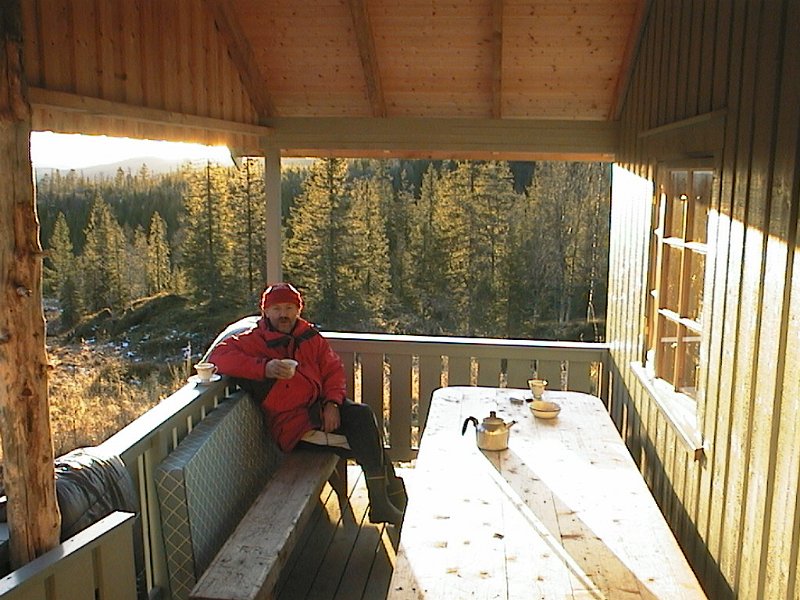 AUT_1670.JPG - Også morgenkaffen tok vi ute på verandaen på Fjellstuggu