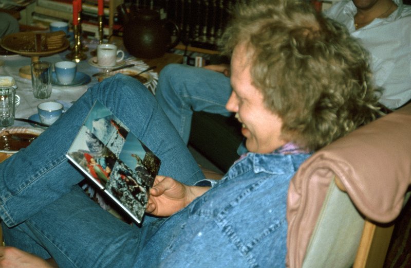 140_31.jpg - Roger kikker i album fra Bergulturen til Kebnekaise 1988