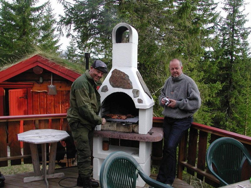 Epsn0241.jpg - Det er koteletter på gang i utegrillen på Elgbakken