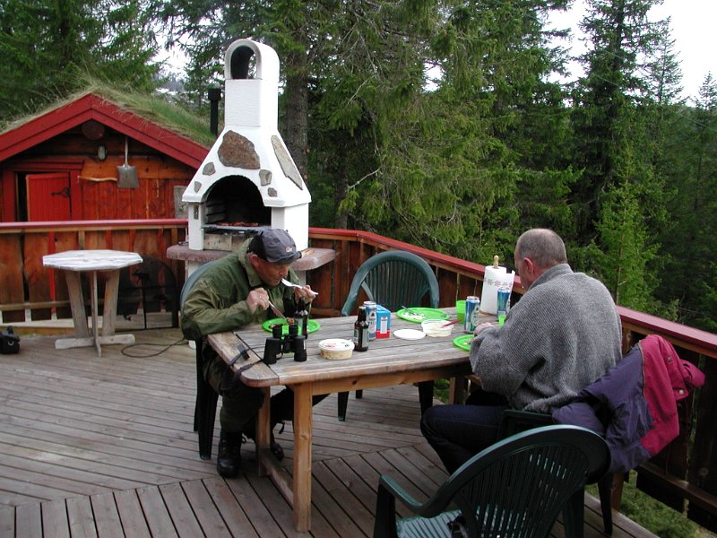 Epsn0244.jpg - Frilutservering av koteletter på Elgbakken. Bergulene ser ut til å lange inn av godsakene.