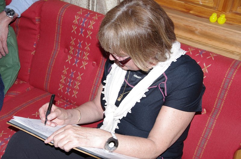 IMGP0269.JPG - Lisbeth tok oppfordrtinga om en liten skvett prosa i hytteboka på Elgbakken.