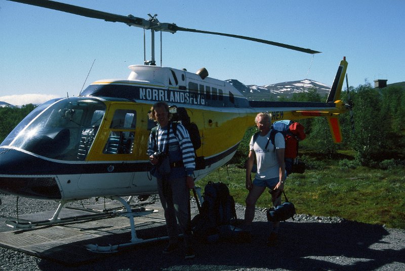 112_06.jpg - "Lillkjärran" kalte de heikopteret som fraktet oss fra Nikaloukta til Kebnekaise Fjällstation