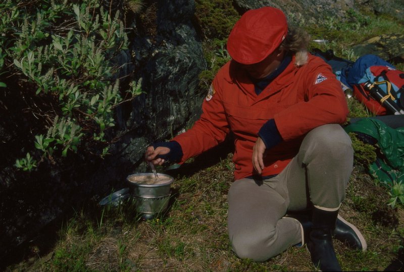 112_18.jpg - Bergul Roger, for anledningen kjøkkensjef  har noe på gang på primusen