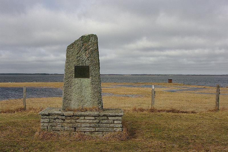 Imgp6228.jpg - En bautastein til minne om det omfattende restaureringsarbeidet som ble utført rundt Hornborgarsjön i perioden 1992 - 95