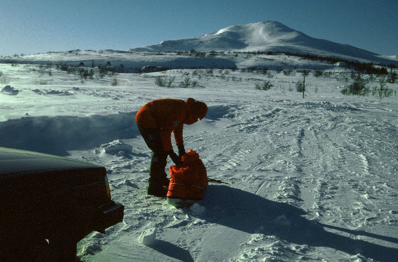 101_01.jpg - Vi parkerte like ovafor Handöl, og gikk på ski innover veien til Stoulvåns Fjällstation