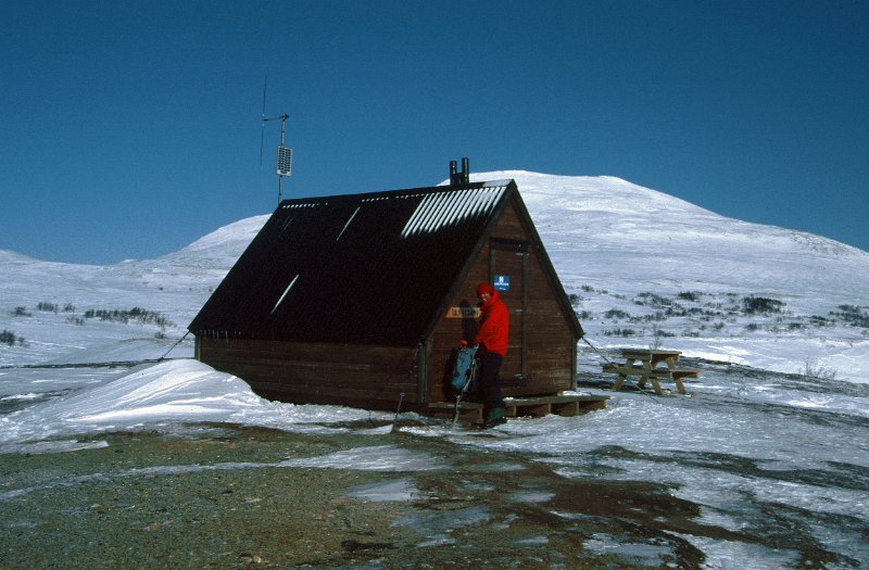 101_31.jpg - En dag gikk vi til Ulvåtjärnstugan, - et vindskydd turistforeningen har satt opp mellom Storulvån og Blåhammarstugan.
