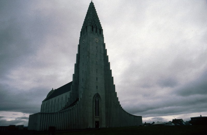 Runmag_160.jpg - Domkirka i Reykjavik blir kalt Hallgrimskirkja. Spenstig arkitektur.