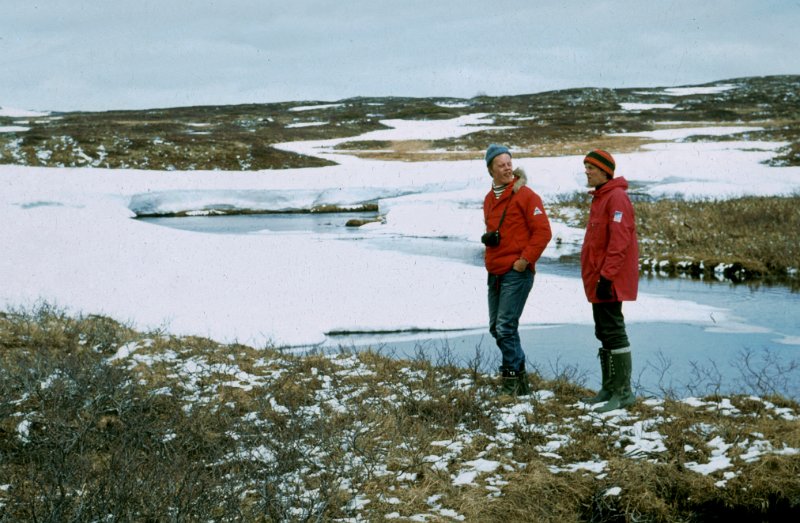 Dias07.jpg - Det er ved sankthanstire karrer på telttur inne ved Råvåtjonnin i Tydalsfjella. Man besutter å opprette ei formell kameratforening. Navnet som ble valgt var Fjellsinngruppen. Seinere ble navnet endret til Bergulgruppen. Her ser vi Bergulene Roger og Dag