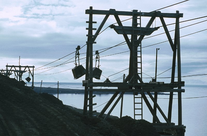 066_23.jpg - Taubanen transporterte kull fra gruvene og ned til ned til kull-kaia i Longyearbyen
