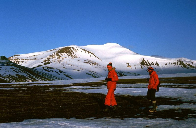 070_19.jpg - To Berguler på vandring i sommerlig Svalbardterreng