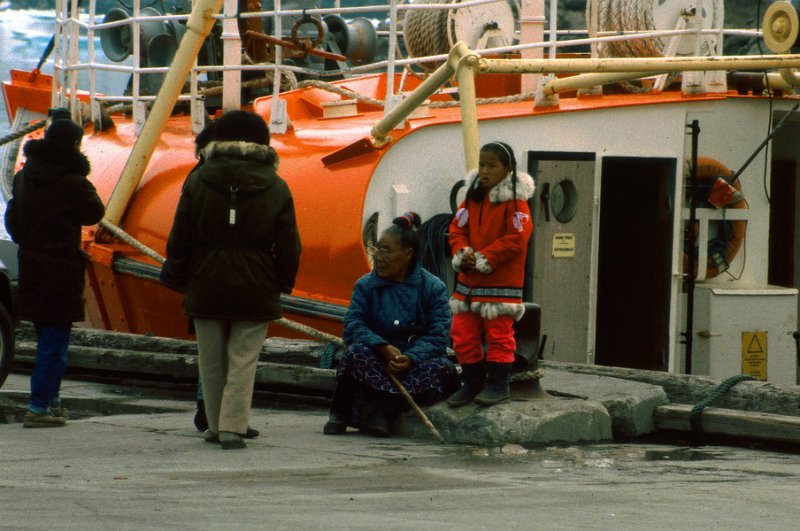 103_27.jpg - På kaia i Ammassalik var det både gamle og unge