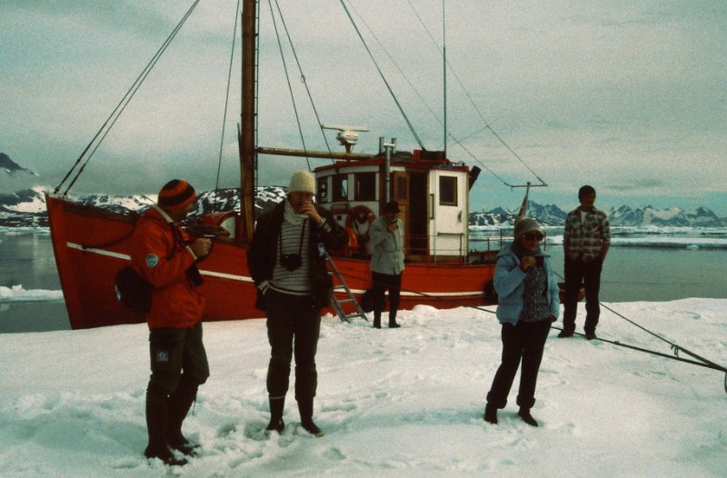 103_42.jpg - Mannskapet på Timmik fortøyde i et isflak midt ute på fjorden, og vi passasjerer fikk" gå i land"