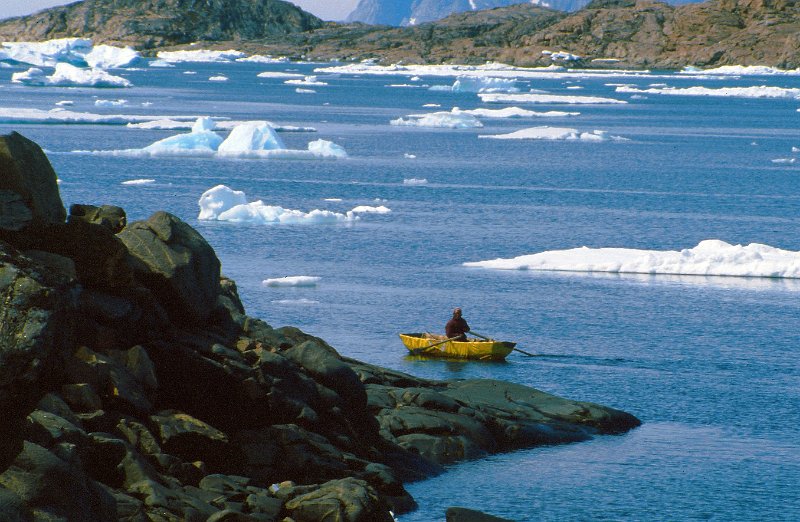 Runmag_066.jpg - Inuit i tradisjonell seilduksbåt. Umiaq ble de kalt når de var laget av selskinn.