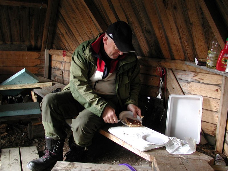 Epsn0140.jpg - Bergul Dag disket opp med kake  til kaffen