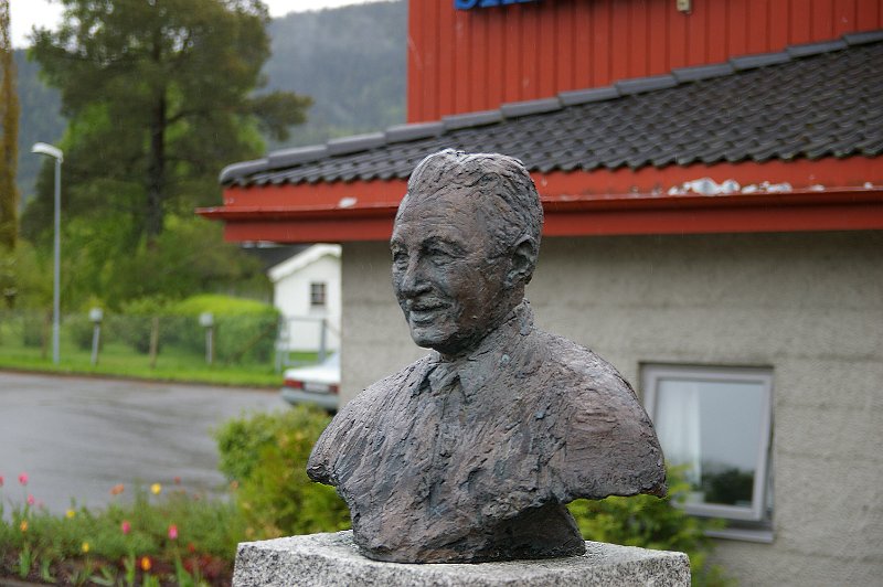 Imgp3289.jpg - Byste med Jon Leirfall i Hegra