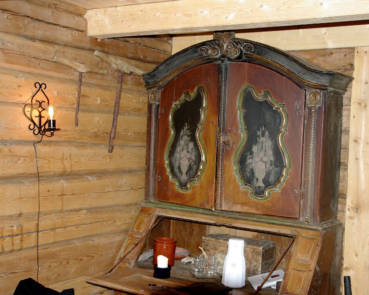 IMGP5800.jpg - Et flott skatoll på buret på Snefugl gård