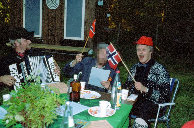 056_23.jpg - KJell Larsen spæller trekkspæll, - Roger er vokalist