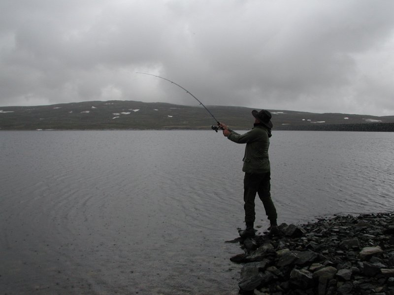 EPSN0008.JPG - Bergul Dag prøver slukstanga i Nesjøen